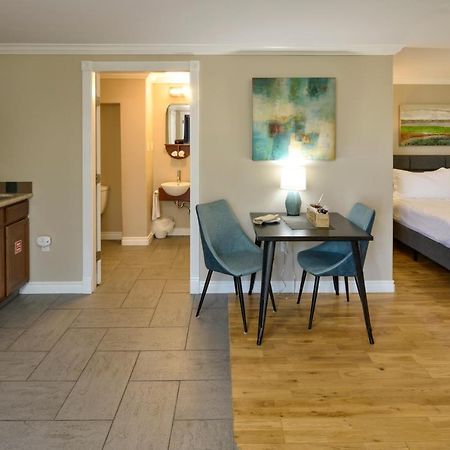 Above The Beach Guest Suites Пентиктон Экстерьер фото